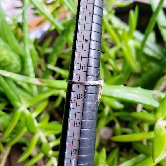 New Classic Simple Silver Rhinestone Arrow Ring Band, size 7 - Picture 8 of 8